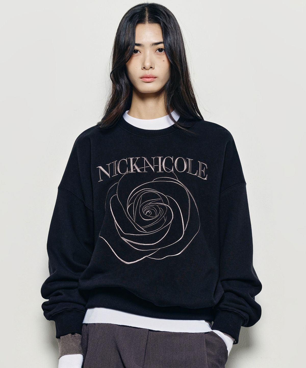 닉앤니콜(NICK&NICOLE) VOLUME NICOLE ROSE SWEATSHIRT_BLACK CHARCOAL