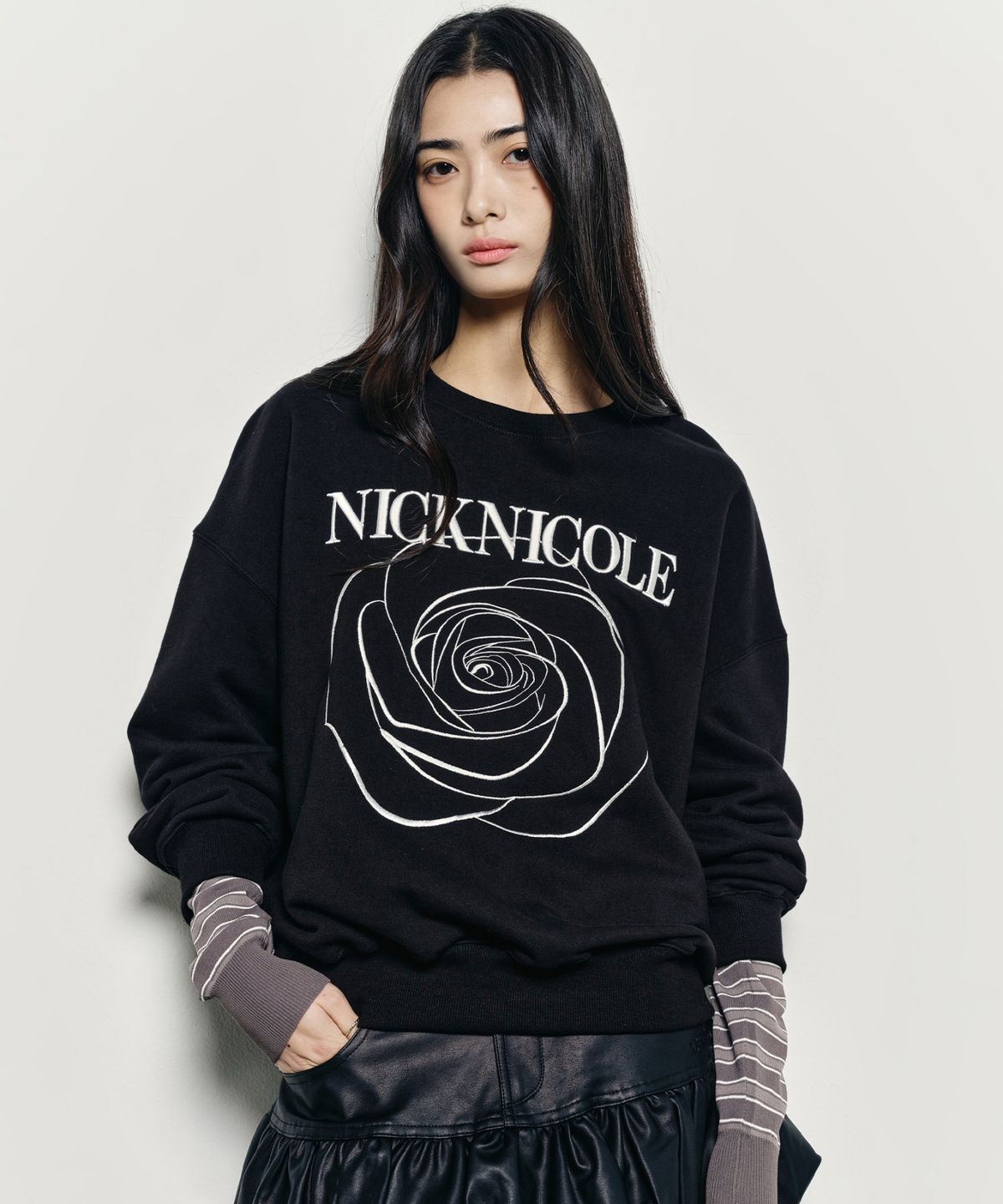닉앤니콜(NICK&NICOLE) VOLUME NICOLE ROSE SWEATSHIRT_BLACK WHITE