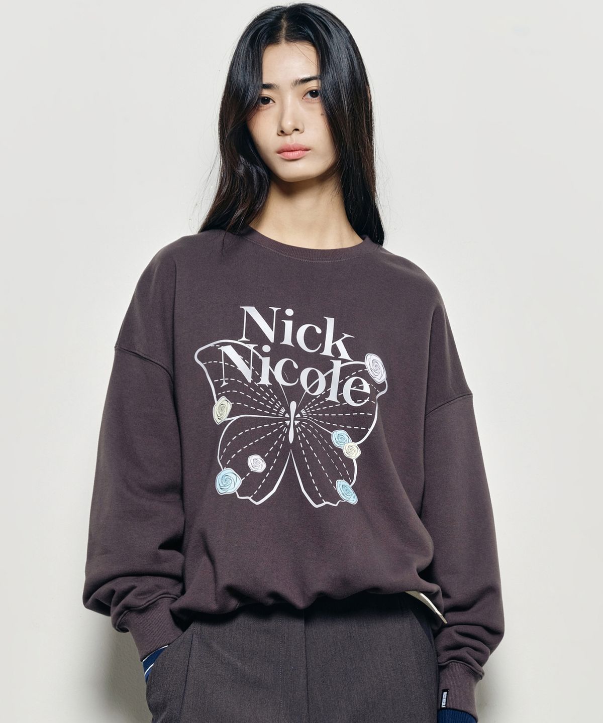 닉앤니콜(NICK&NICOLE) BUTTERFLY ROSE SIGNATURE SWEATSHIRT_CHARCOAL SILVER