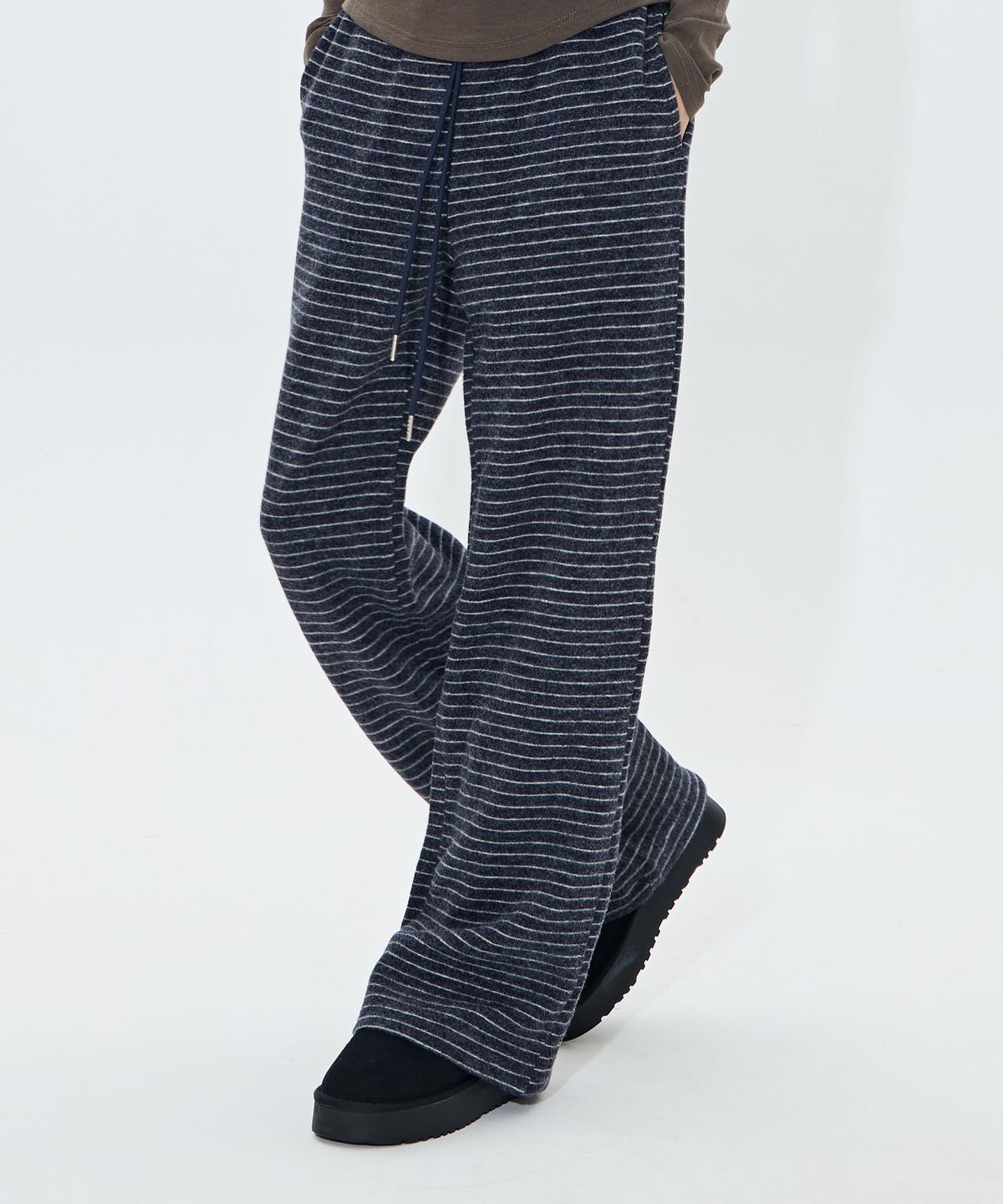 모아(MOAA) Fuzzy Stripe Pants (NAVY)