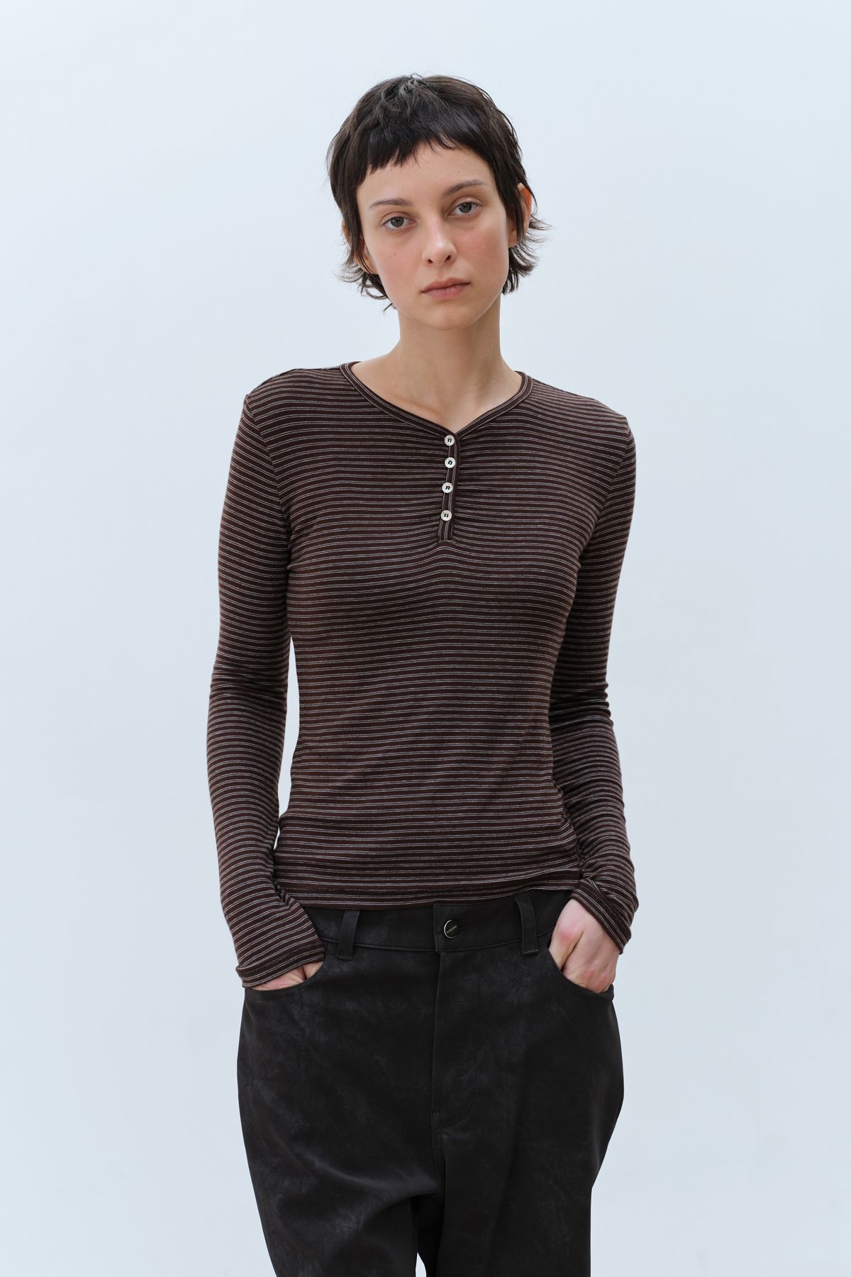 콥키노(KOBKINO) SLIM STRIPE HENLEY TOP (BROWN)