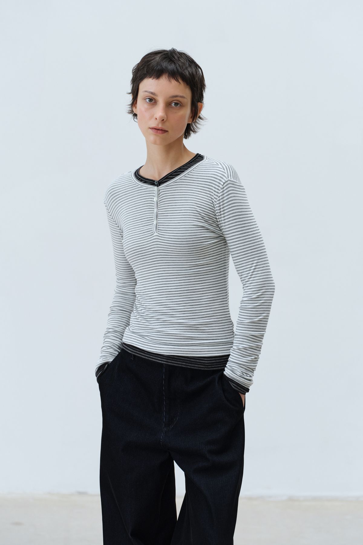 콥키노(KOBKINO) SLIM STRIPE HENLEY TOP (IVORY)