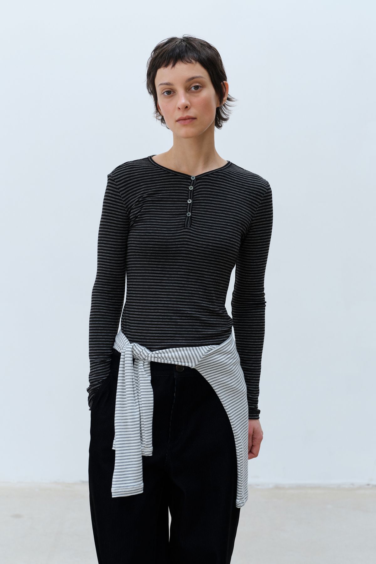 콥키노(KOBKINO) SLIM STRIPE HENLEY TOP (BLACK)