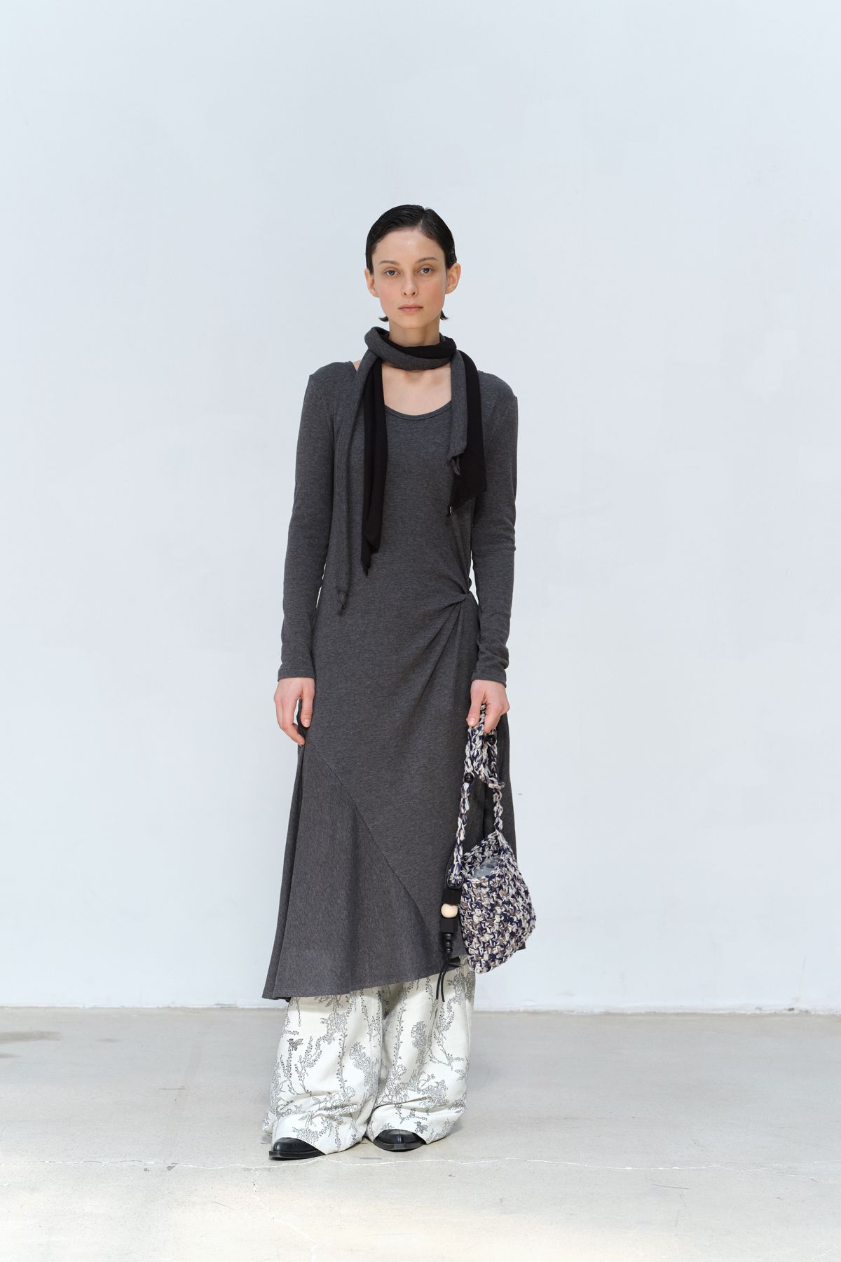 콥키노(KOBKINO) DRAPED FLARE U-NECK DRESS SET (CHARCOAL)