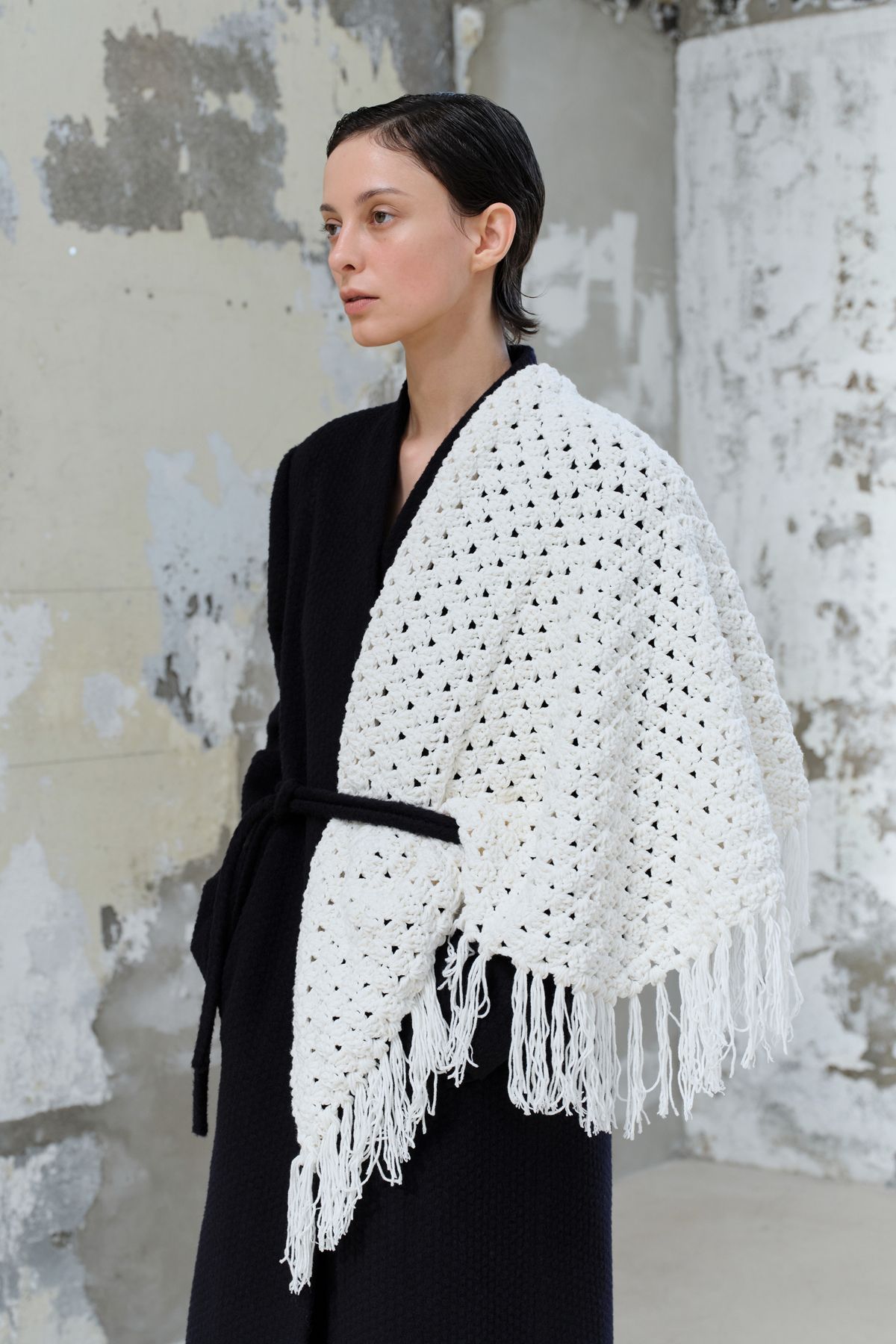 콥키노(KOBKINO) HANDMADE CROCHET FRINGE SHAWL (IVORY)