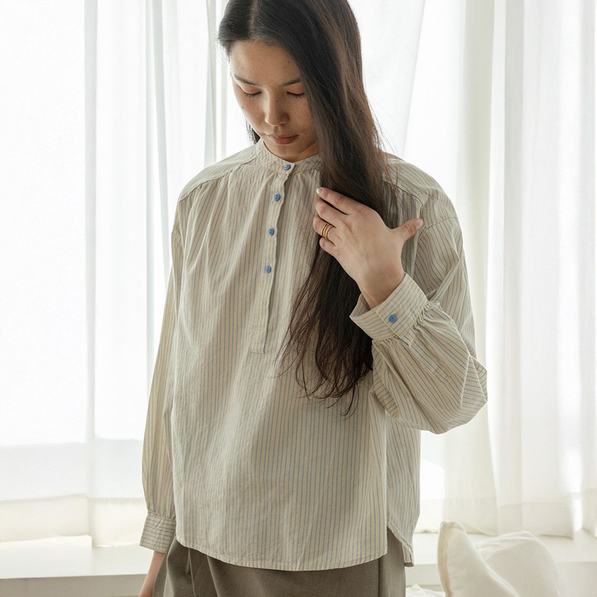 랭썬(LANGSON) LS_Blue vertical striped crew neck shirt_IVORY