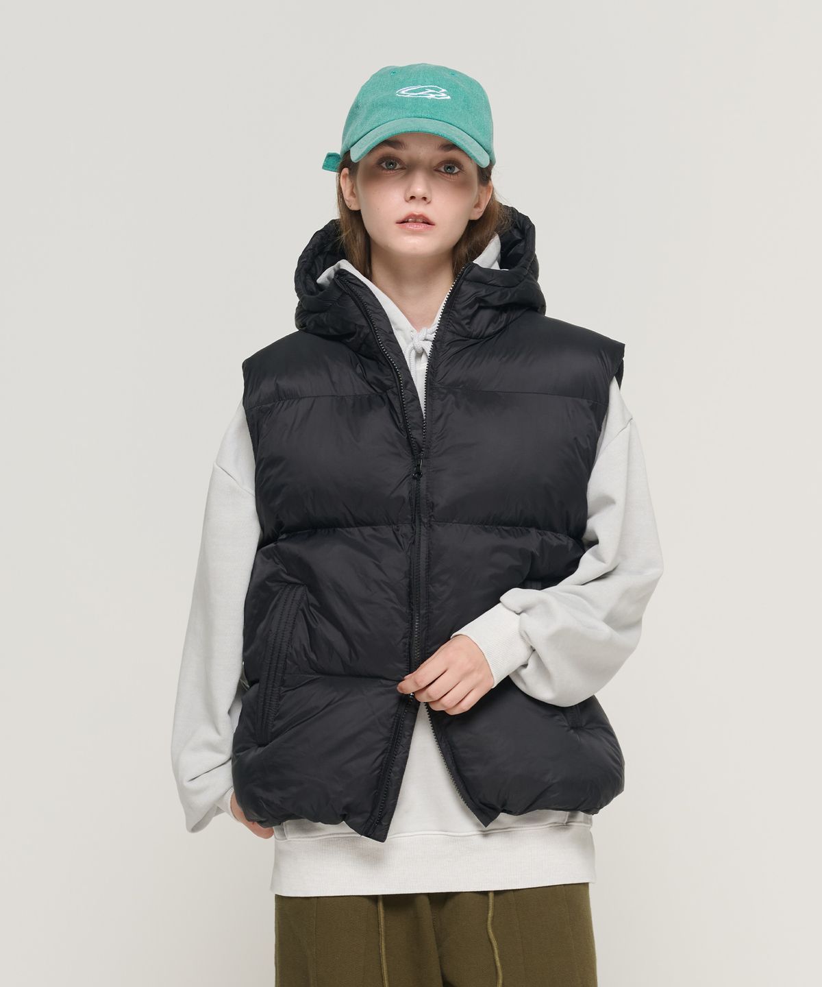 카고브로스 포 우먼(CARGOBROS FOR WOMAN) 후드 하이넥 패디드 베스트 (블랙)