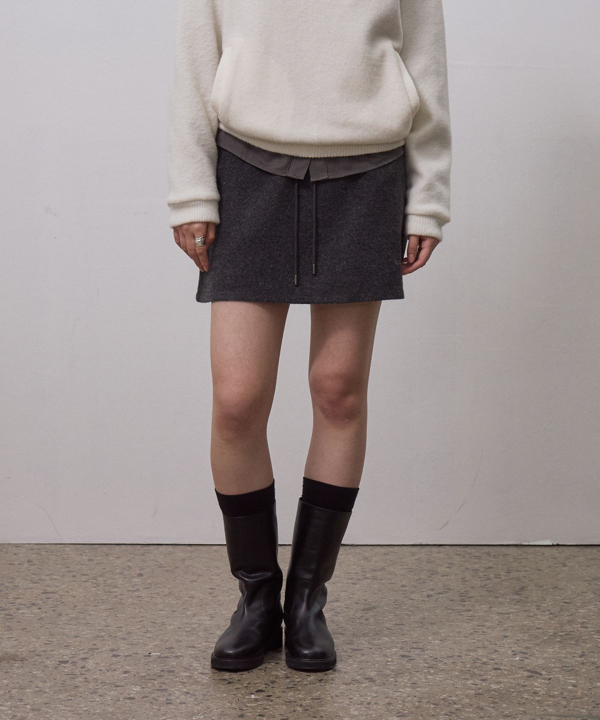 호와스(HOWUS) ROTI MINI SKIRT (CHARCOAL)