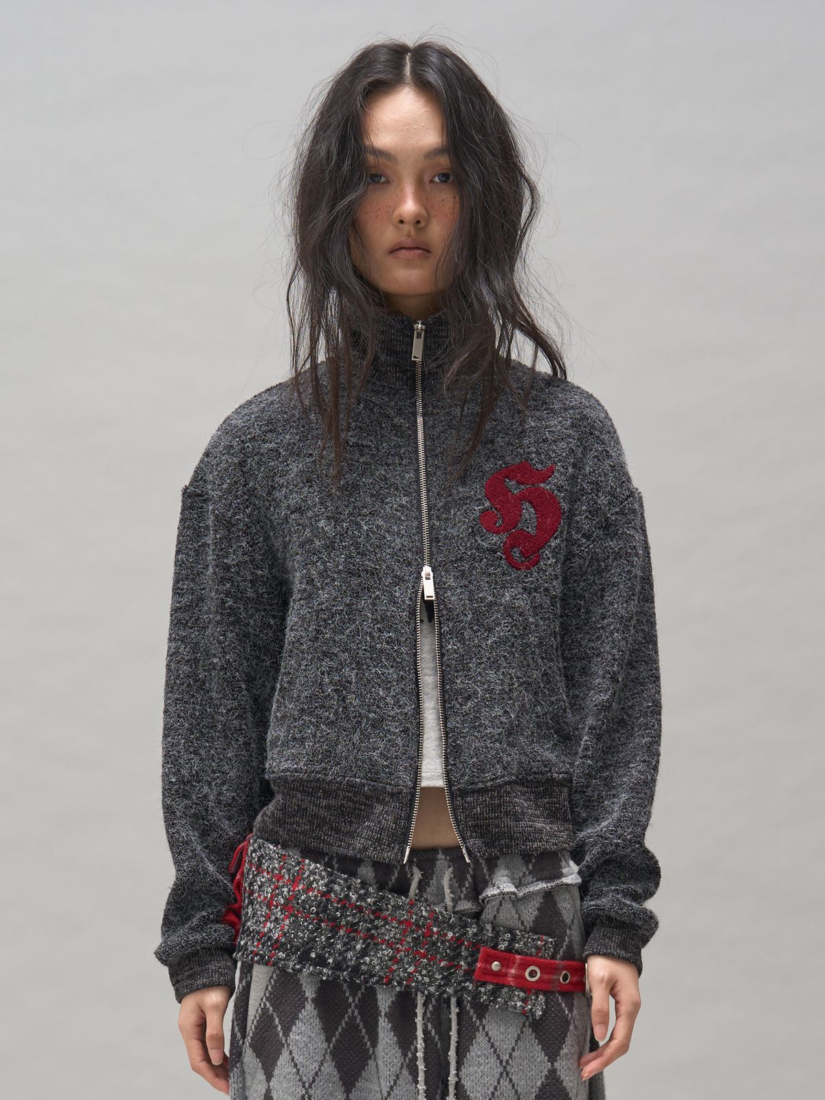 솜속(SOMSOC) SYMBOL HAIRY KNIT ZIP-UP_CHARCOAL