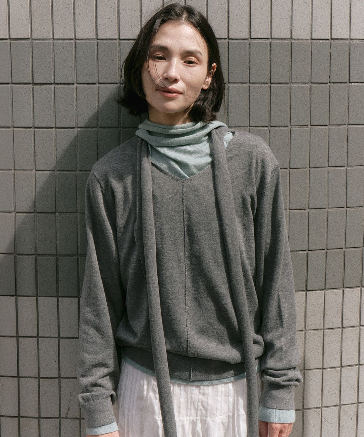 솔티페블(SALTY PEBBLE) V-NECK MUFFLER KNIT [GREY]