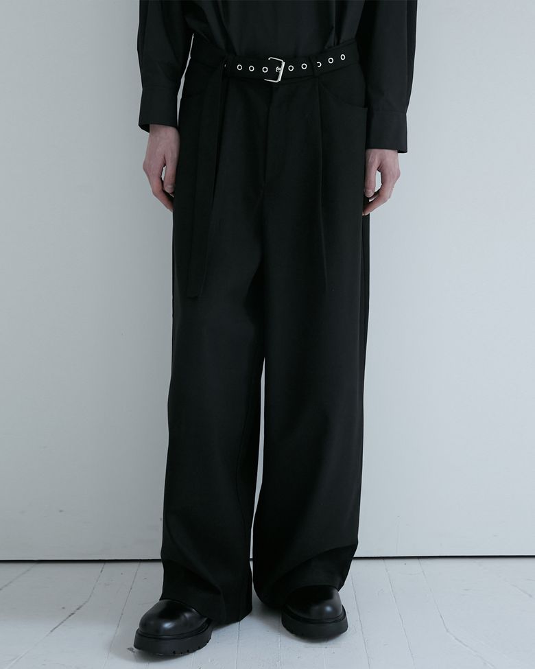 BELTED CURVED SLACKS (BLACK)