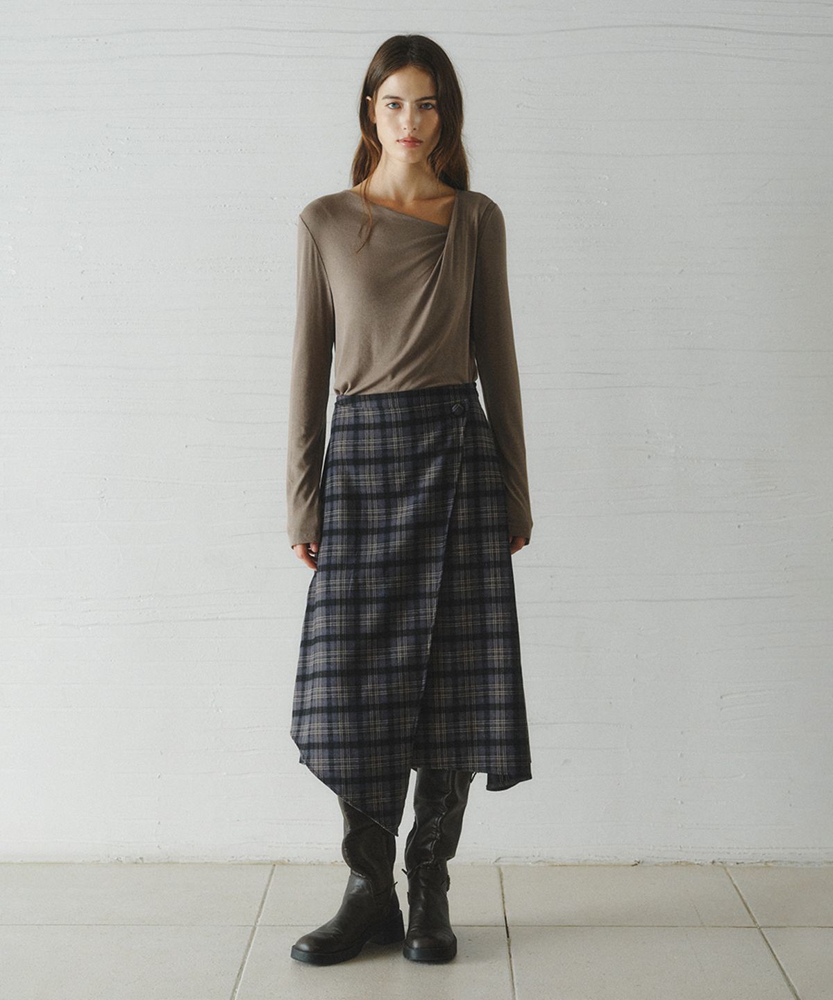 르니나(LENINA) SAVAGE check wrap unbalance skirt_GRAY