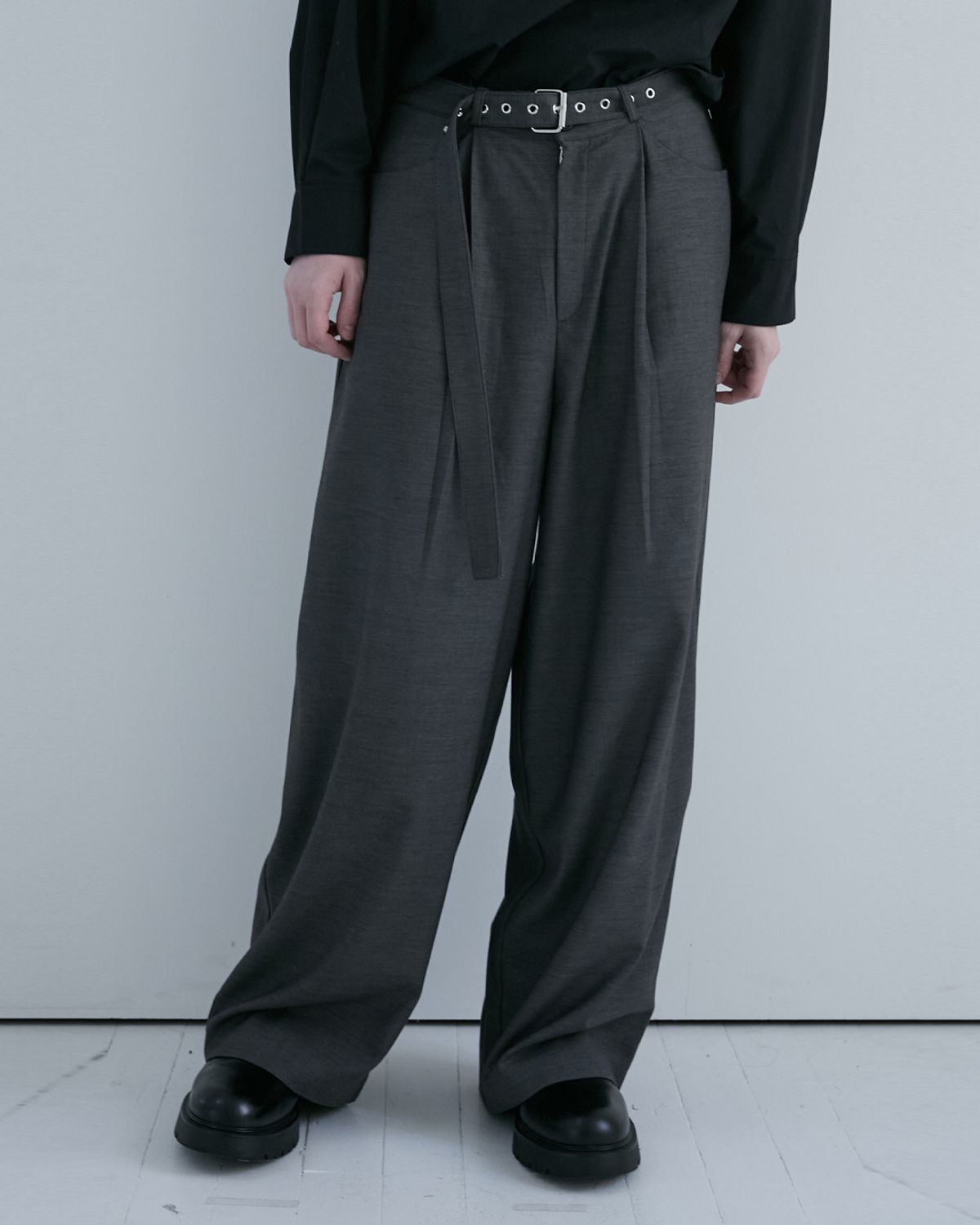 키류(KIRYU) BELTED CURVED SLACKS (GRAY)
