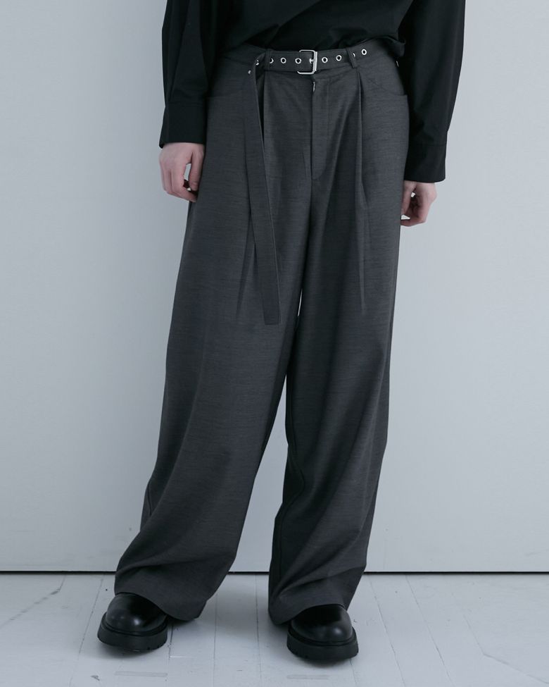 BELTED CURVED SLACKS (GRAY)