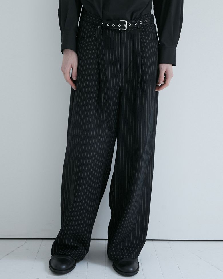 BELTED CURVED SLACKS (STRIPE)