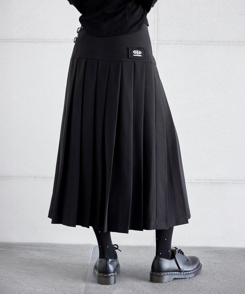 LOGO PATCHED BUCKLE PLEATS SKIRT, BLACK
