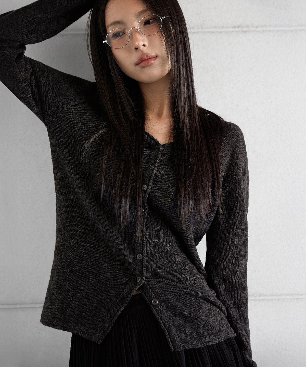 런던다다(LONDONDADA) BOKSASH PENDANT V-NECK CARDIGAN, BLACK