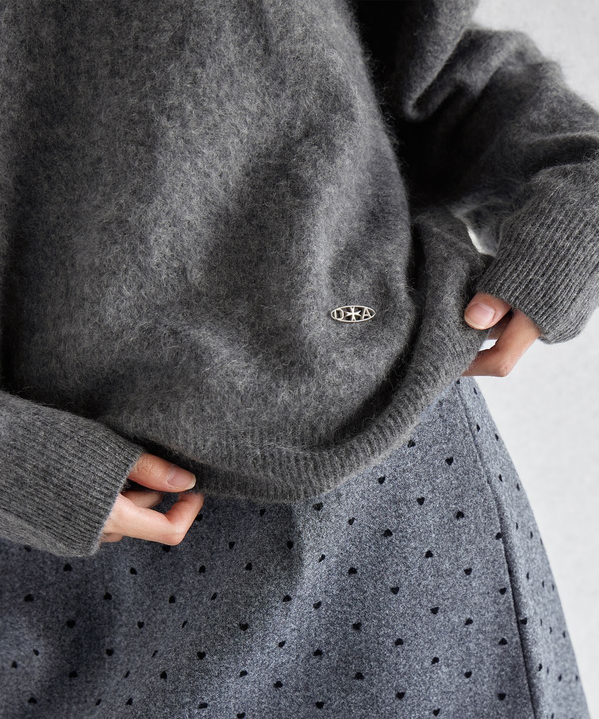 런던다다(LONDONDADA) SOFT CASHMERE  PENDANT V PULLOVER KNITWEAR, CHARCOAL