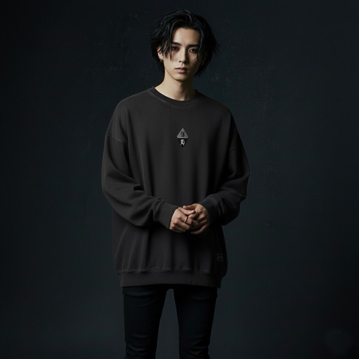 에잇볼륨(EIGHTVOLUME) EV E 엠블램 패치 피그먼트 맨투맨 (다크그레이)