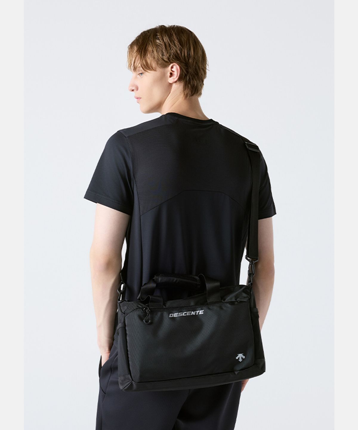 데상트(DESCENTE) 트레이닝 짐백 (15L) 블랙 SR123TBG1A