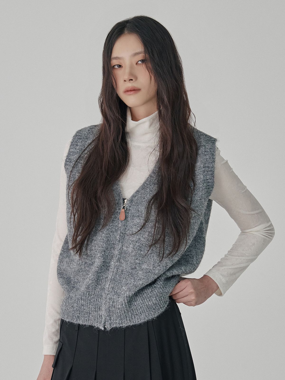 브이엔와이스튜디오(VNYSTUDIO) 하이넥 벨벳 폴리 티셔츠_YBBLT20
