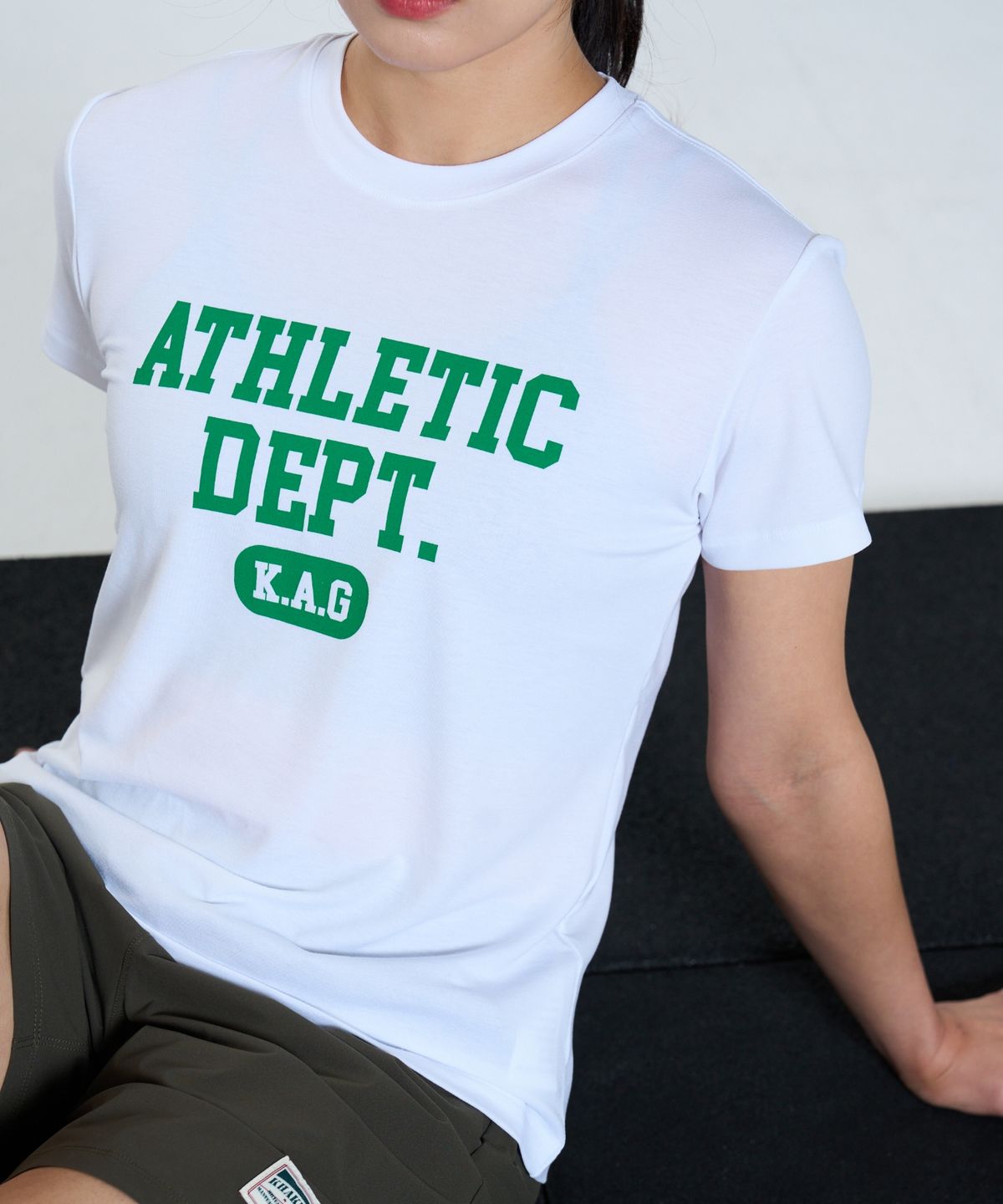 카키그라도(KHAKI GRADO) K.A.G Athletic Dept. 우먼 스탠다드핏 반팔 티셔츠 (White)