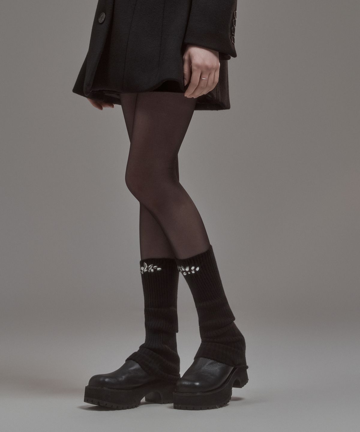 마우솔레움(MAU SOLEUM) Pearl Beaded Leg Warmer - Black