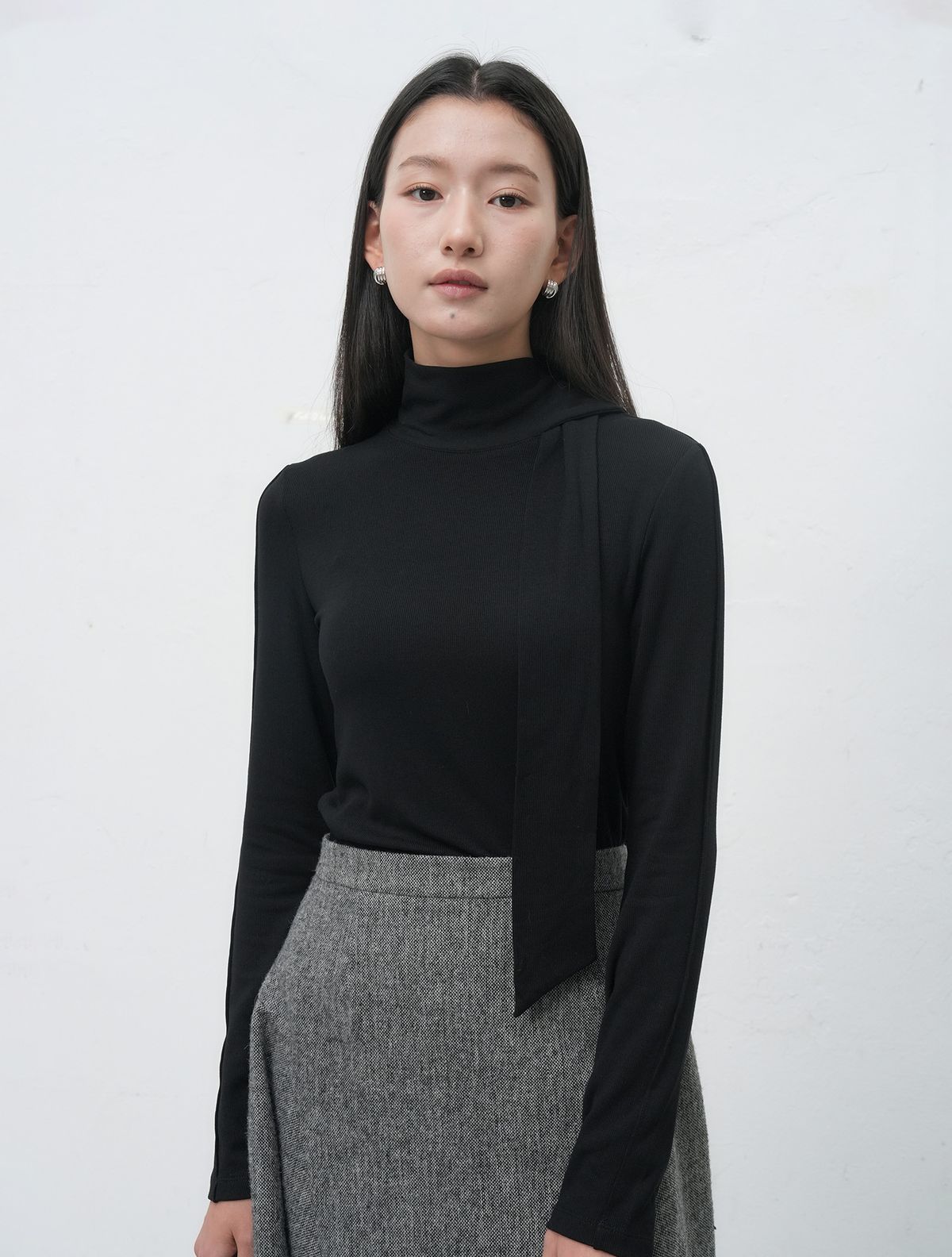 제너럴아이디어(GENERALIDEA) 스카프 터틀넥 티셔츠 [BLACK] / WBE4L01518