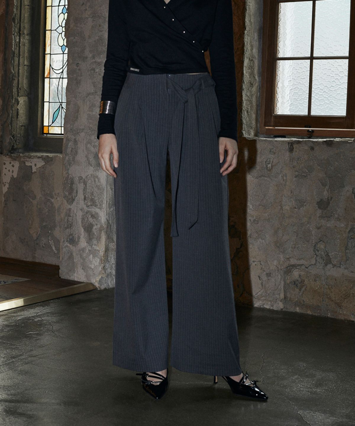 분트(VOONT) Looped Stripe Slacks (CHARCOAL)