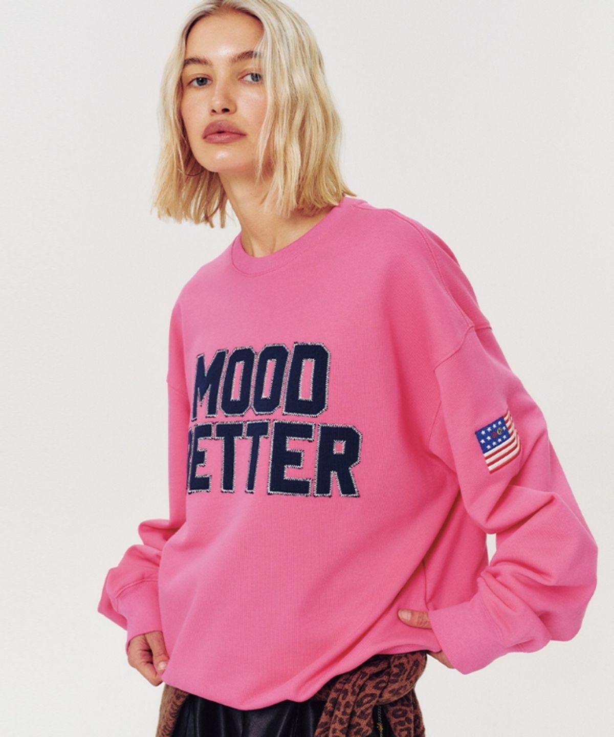 무드베러(MOODBETTER) FLAG PATCH APPLIQUE SWEATSHIRT PINK
