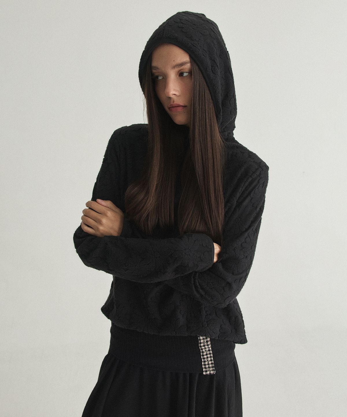 디어스토커(DEARSTALKER) MULAN FLOWER HIGHNECK HOODIE - BLACK