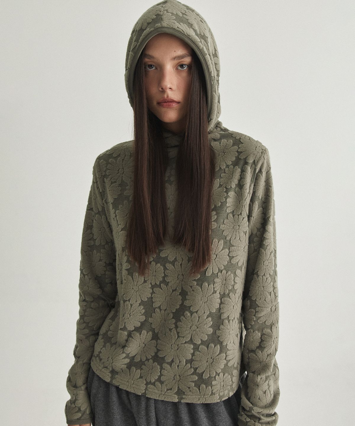 디어스토커(DEARSTALKER) MULAN FLOWER HIGHNECK HOODIE - KHAKI
