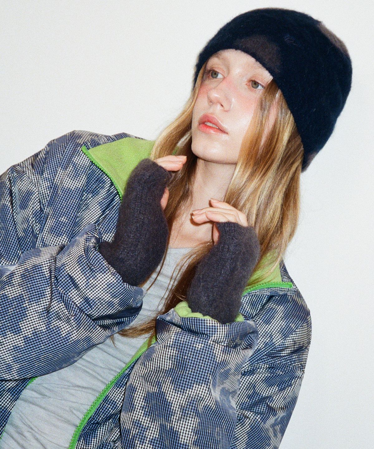 포에브(POEV) Fluffy Dotted Knit Beanie - Navy