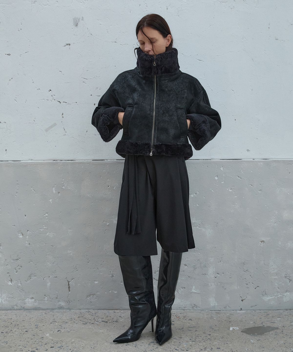 앤드로스(ANDROS) High Neck Short Shearling Jacket (Black)