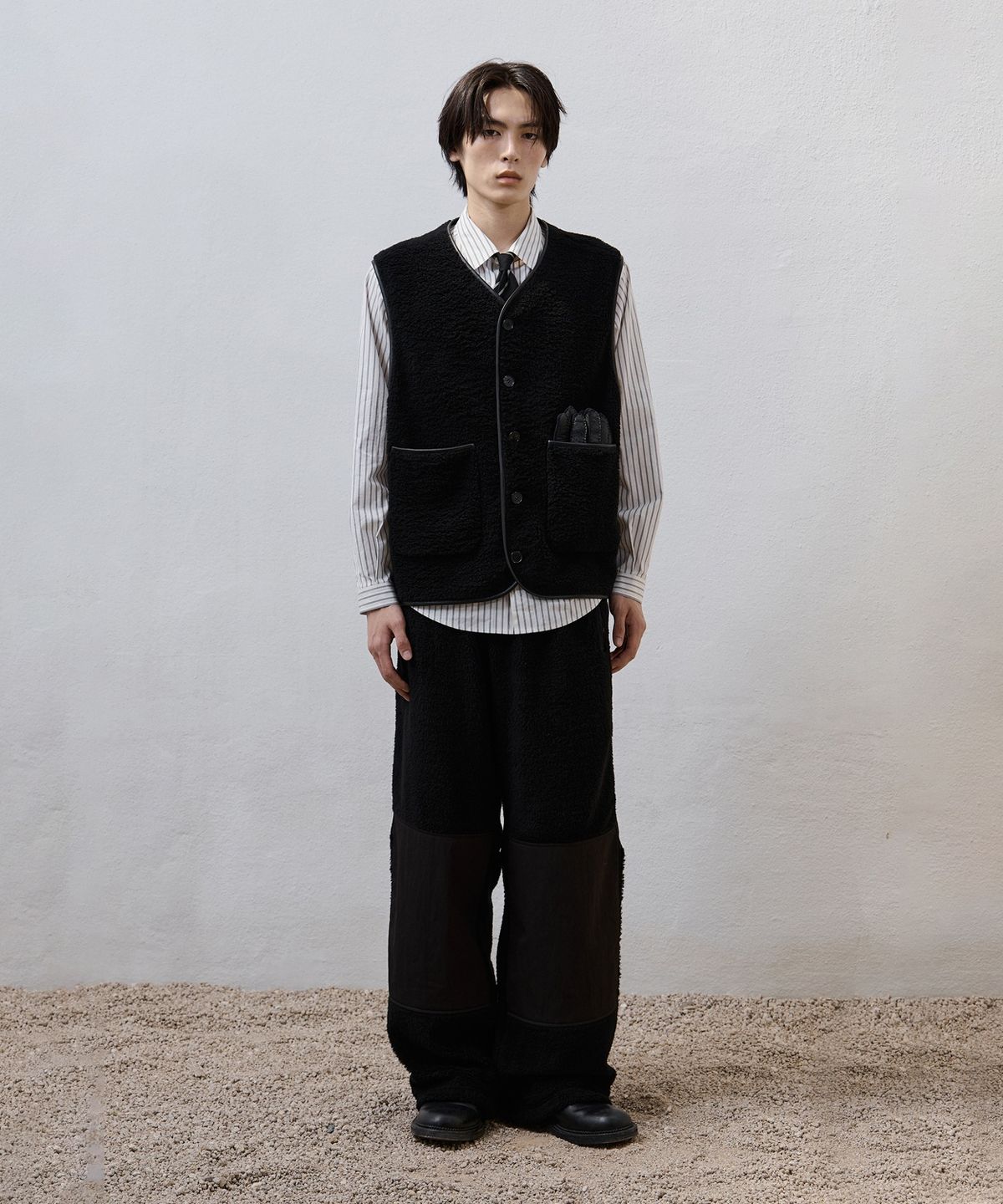 유스(YOUTH) Leather Trim Wool Pile Vest - Black