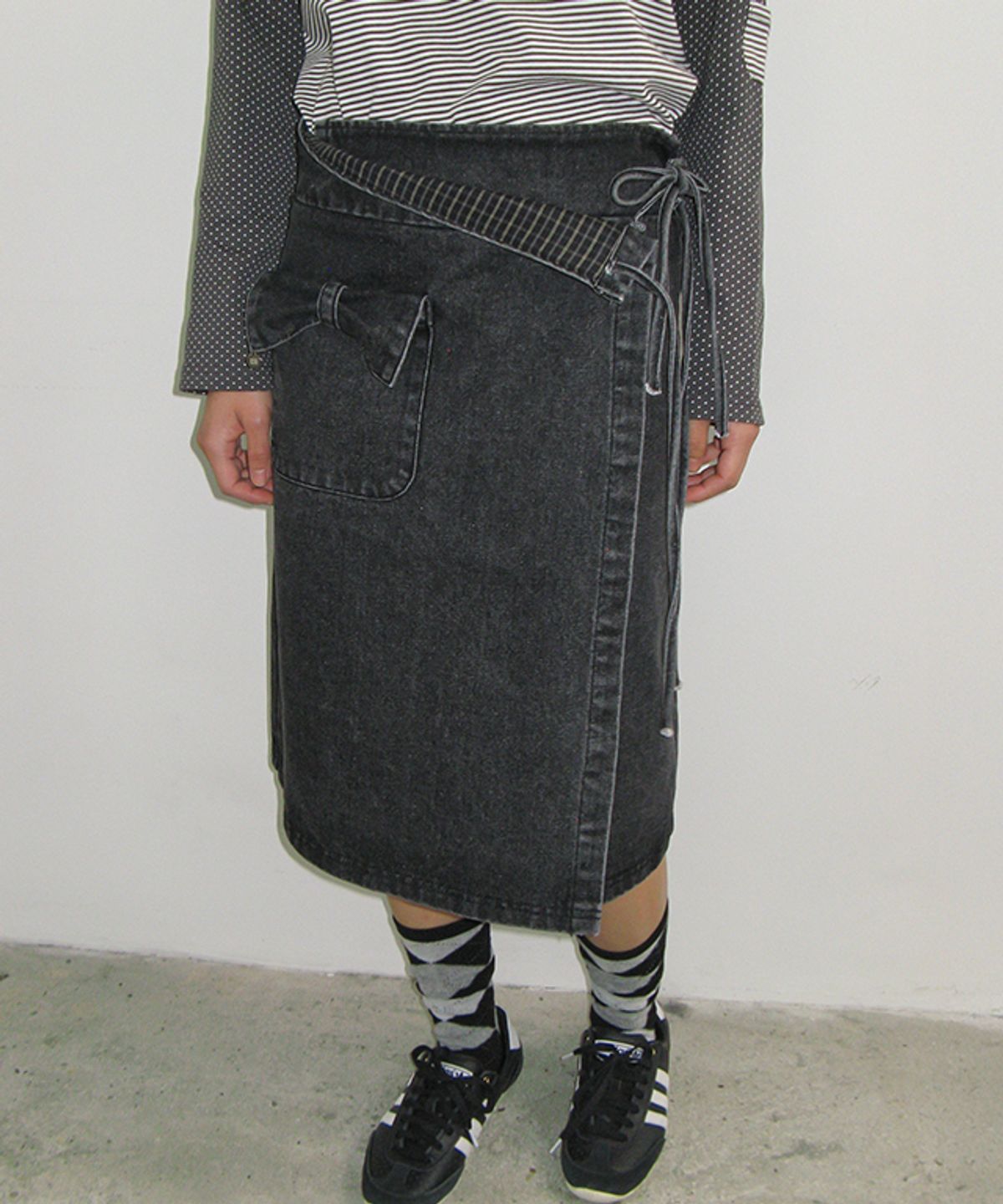 론론(RONRON) WRAP RIBBON POCKET DENIM MIDI SKIRT BLACK