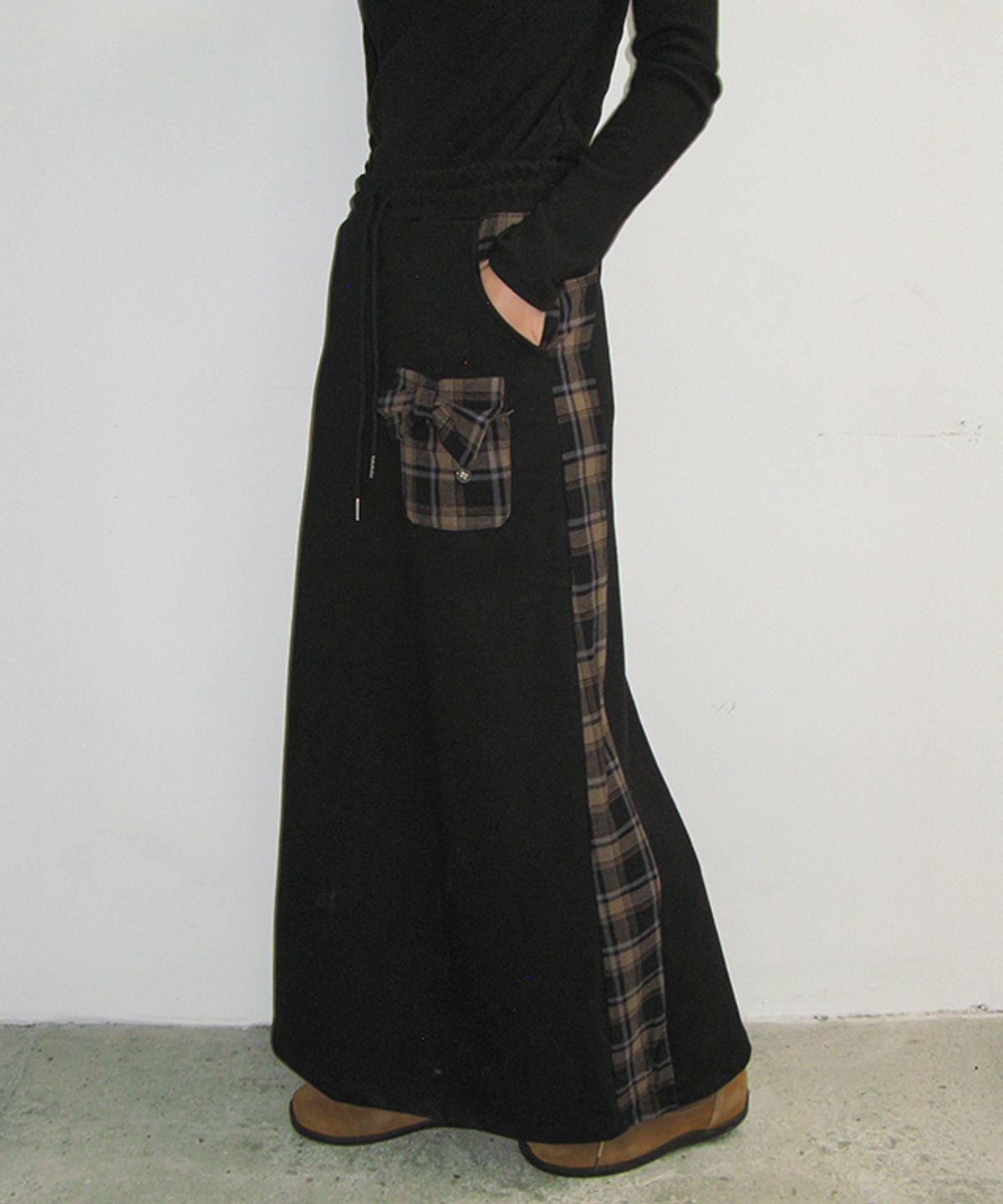 론론(RONRON) SIDE CHECK RIBBON POCKET MAXI SKIRT BLACK