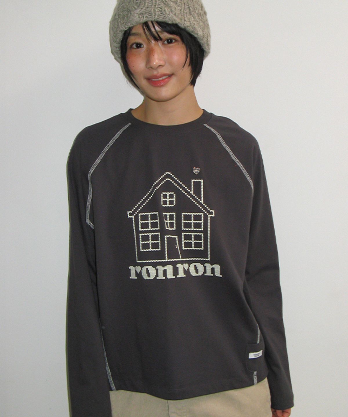 론론(RONRON) RR HOUSE STITCH RAGLAN LONG SLEEVE CHARCOAL
