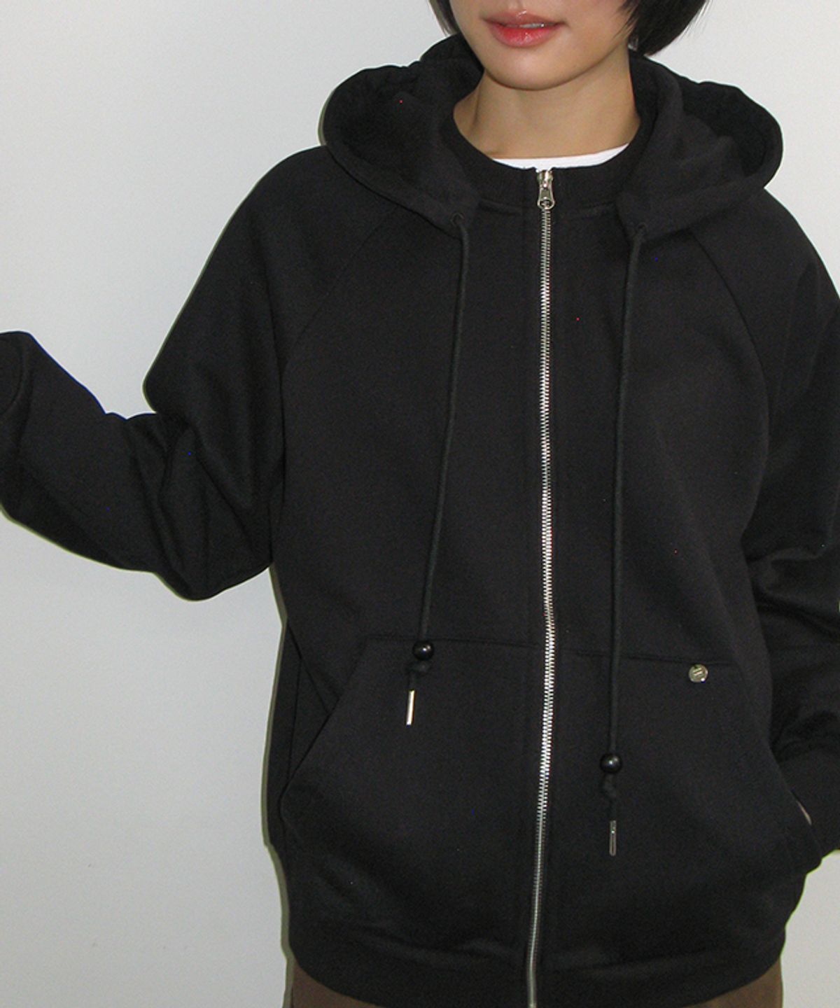 론론(RONRON) WOOD BEADS HOODIE ZIP UP BLACK
