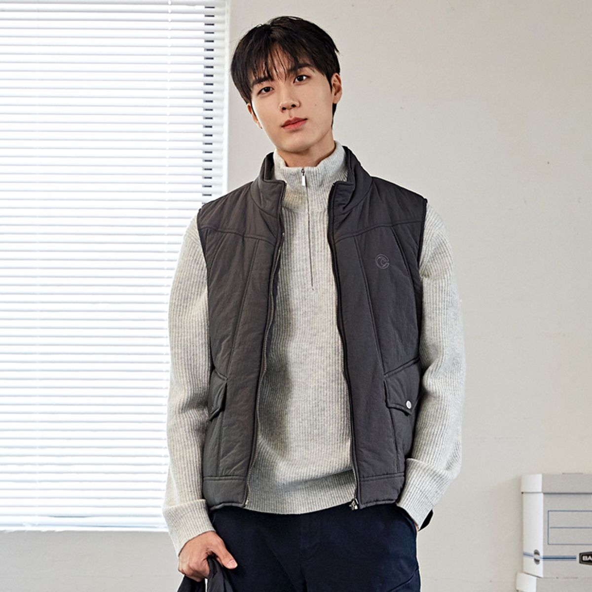 커스텀어스(CUSTOMUS) 밴드넥 패딩 집업 베스트 CTS23WWPVA46 GRY