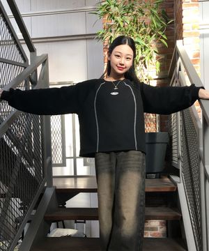 글로시 배색 맨투맨