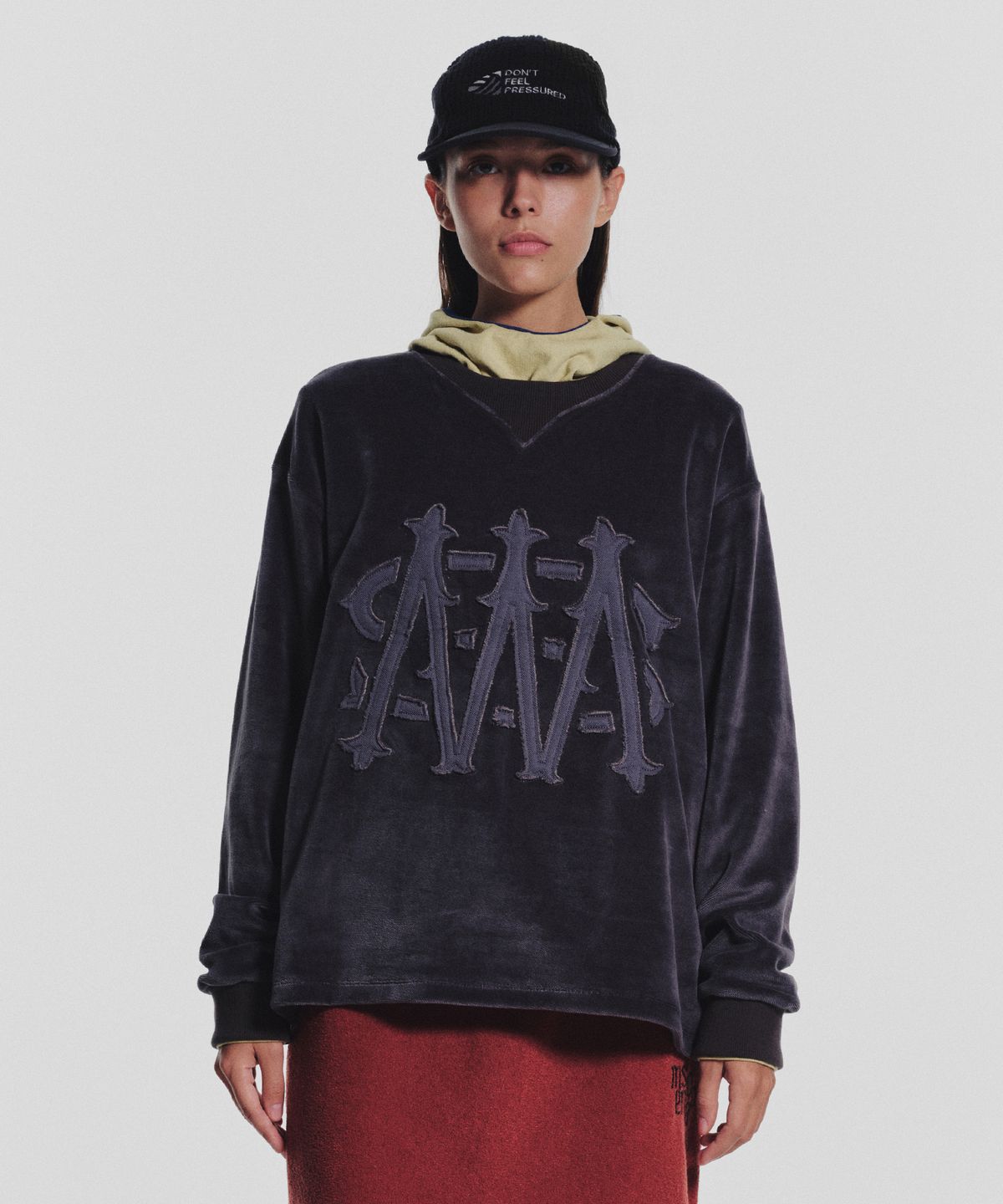미나수(MENASOO) Applique Velour Sweatshirt_Charcoal