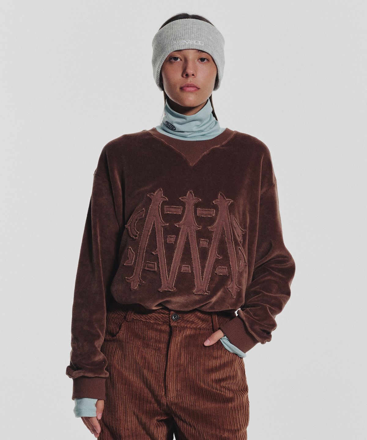 미나수(MENASOO) Applique Velour Sweatshirt_Brown