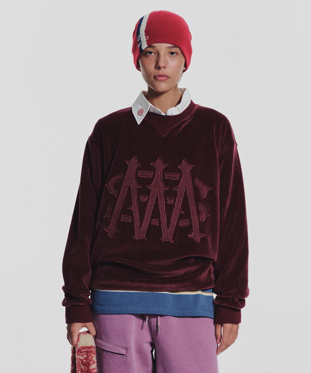 미나수(MENASOO) Applique Velour Sweatshirt_Burgundy