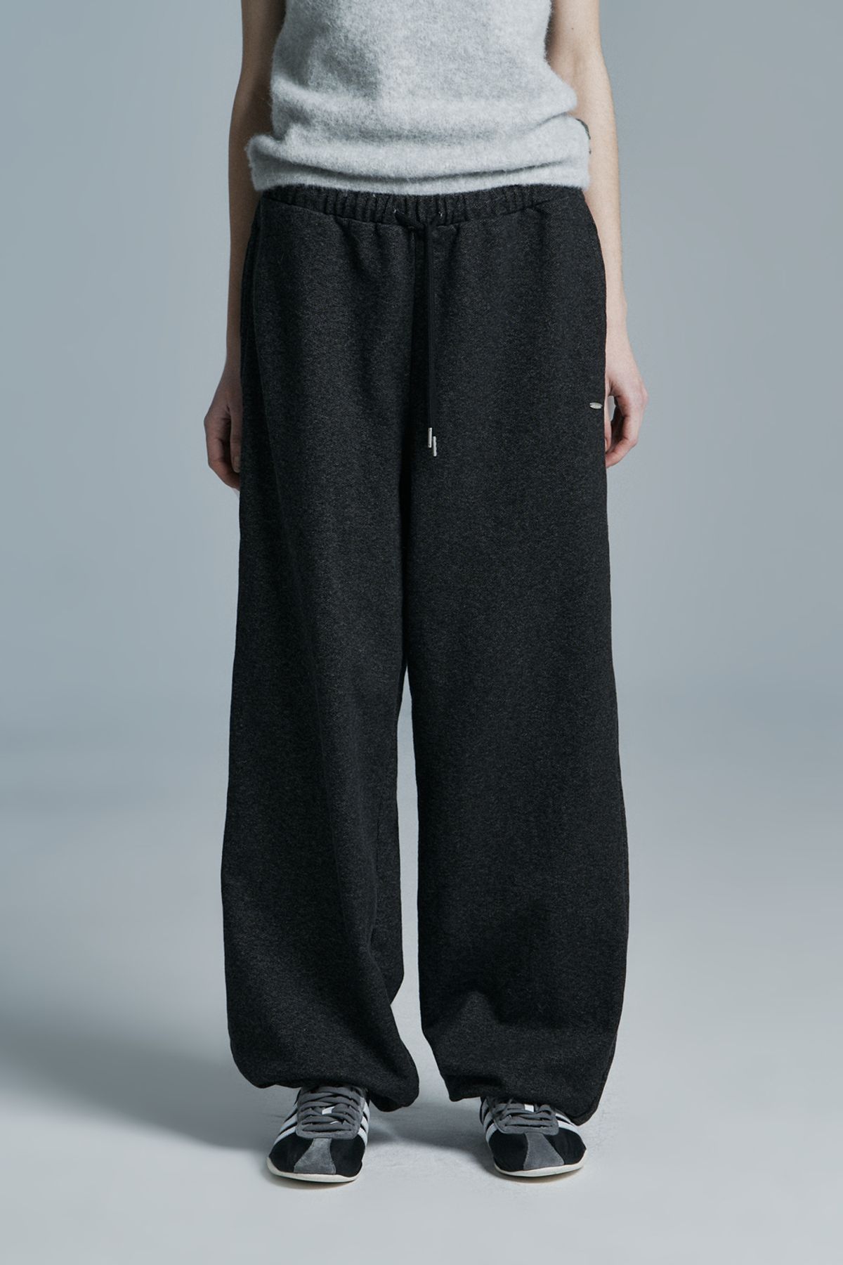 시너진(SYNERJYN) INDIGO DENIM SWEATPANTS BLACK