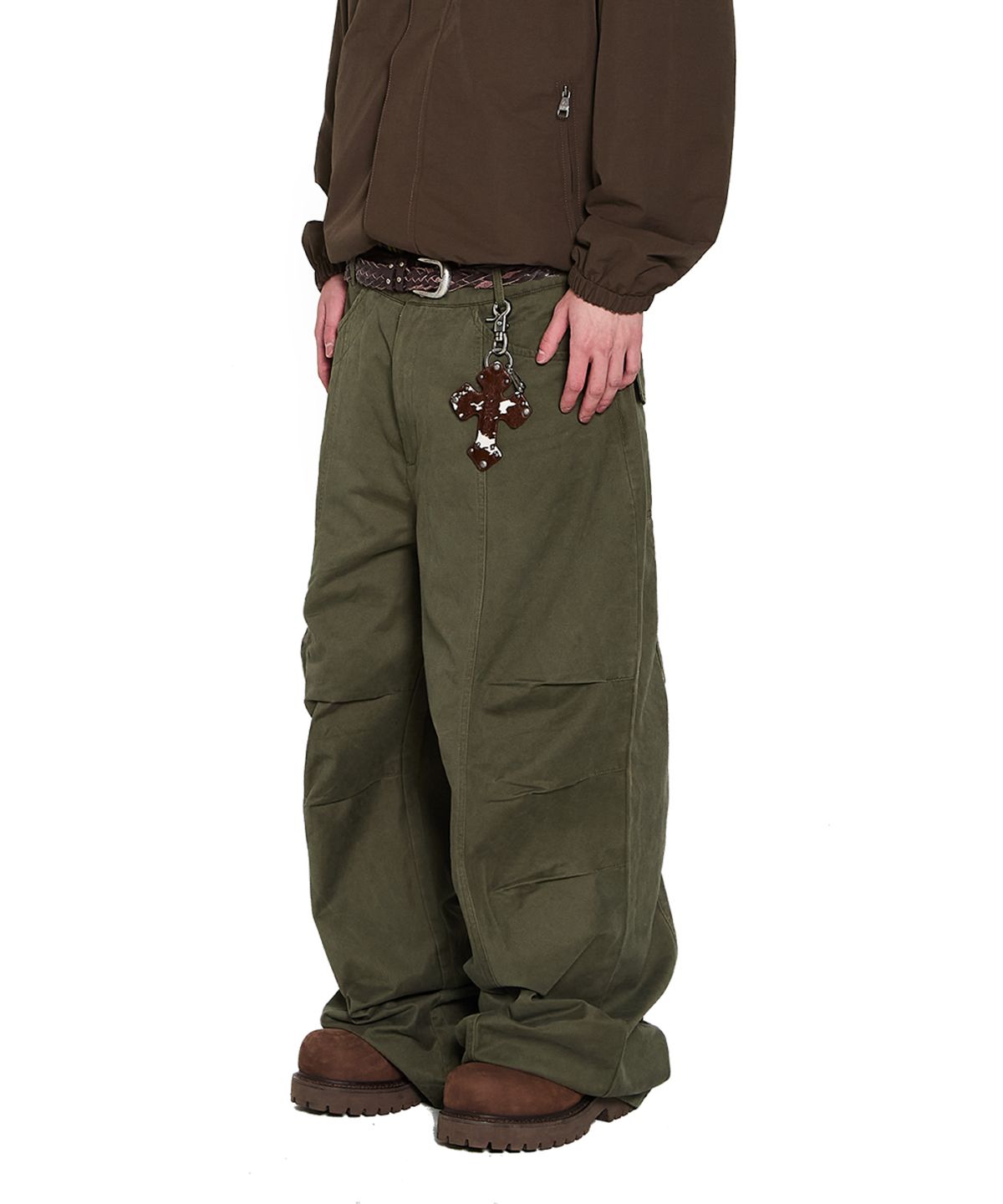 아캄(AAKAM) Knee Pin-Tuck Side Button Pants (Khaki)