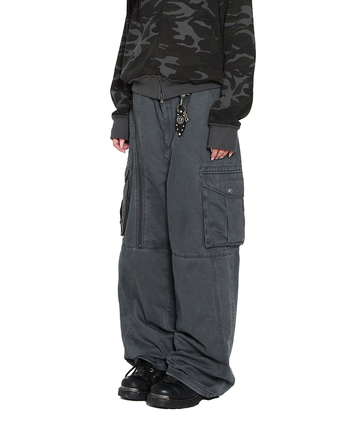 아캄(AAKAM) Oblique Zippered Cargo Pants (Dark Gray)