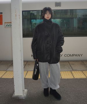 (woman) 더스크 하이 무스탕 하프 코트_Black