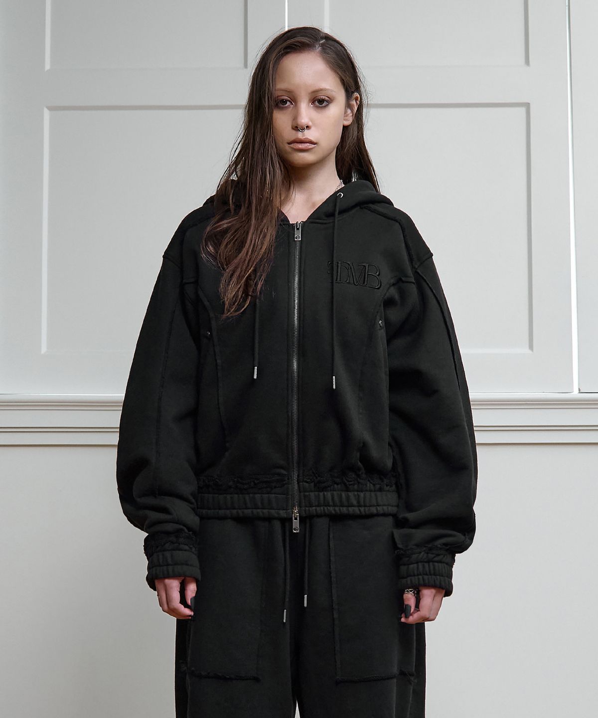 트리밍버드(TREEMINGBIRD) Cut-Out Set-up Sweat Jumper [ Black ]