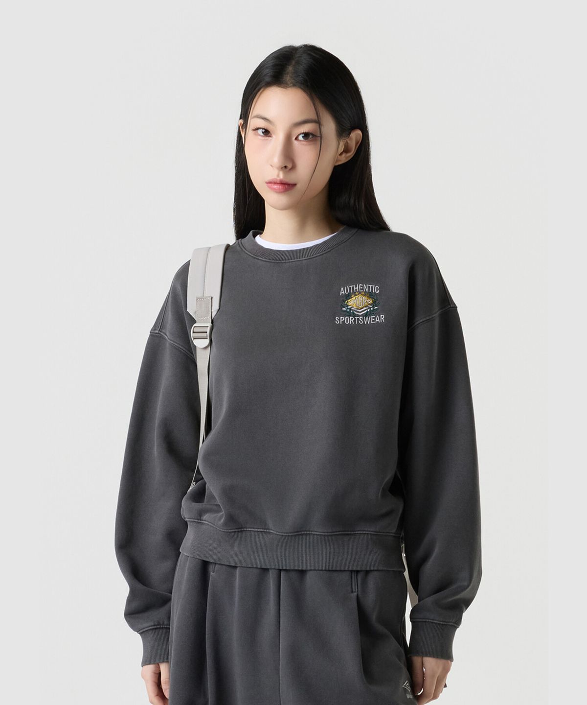 엄브로(UMBRO) 더블 다이아 기모 맨투맨 차콜 UQ423CFSO3